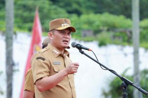 Pj Walikota Palembang, Cheka Virgowansyah,saat apel gabungan Organisasi Perangkat Daerah (OPD) di pelataran Benteng Kuto Besak, Senin (23/12/2024). Foto: KOminfo Palembang.