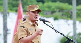 Pj Walikota Palembang, Cheka Virgowansyah,saat apel gabungan Organisasi Perangkat Daerah (OPD) di pelataran Benteng Kuto Besak, Senin (23/12/2024). Foto: KOminfo Palembang.