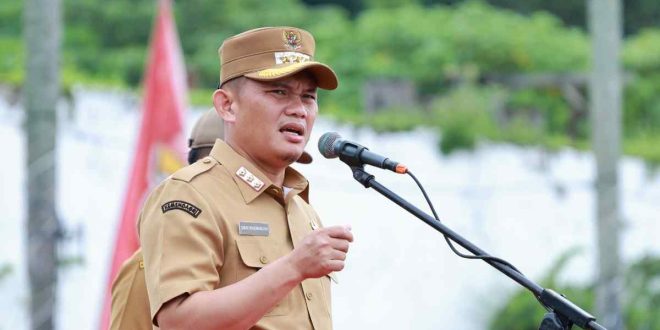 Pj Walikota Palembang, Cheka Virgowansyah,saat apel gabungan Organisasi Perangkat Daerah (OPD) di pelataran Benteng Kuto Besak, Senin (23/12/2024). Foto: KOminfo Palembang.