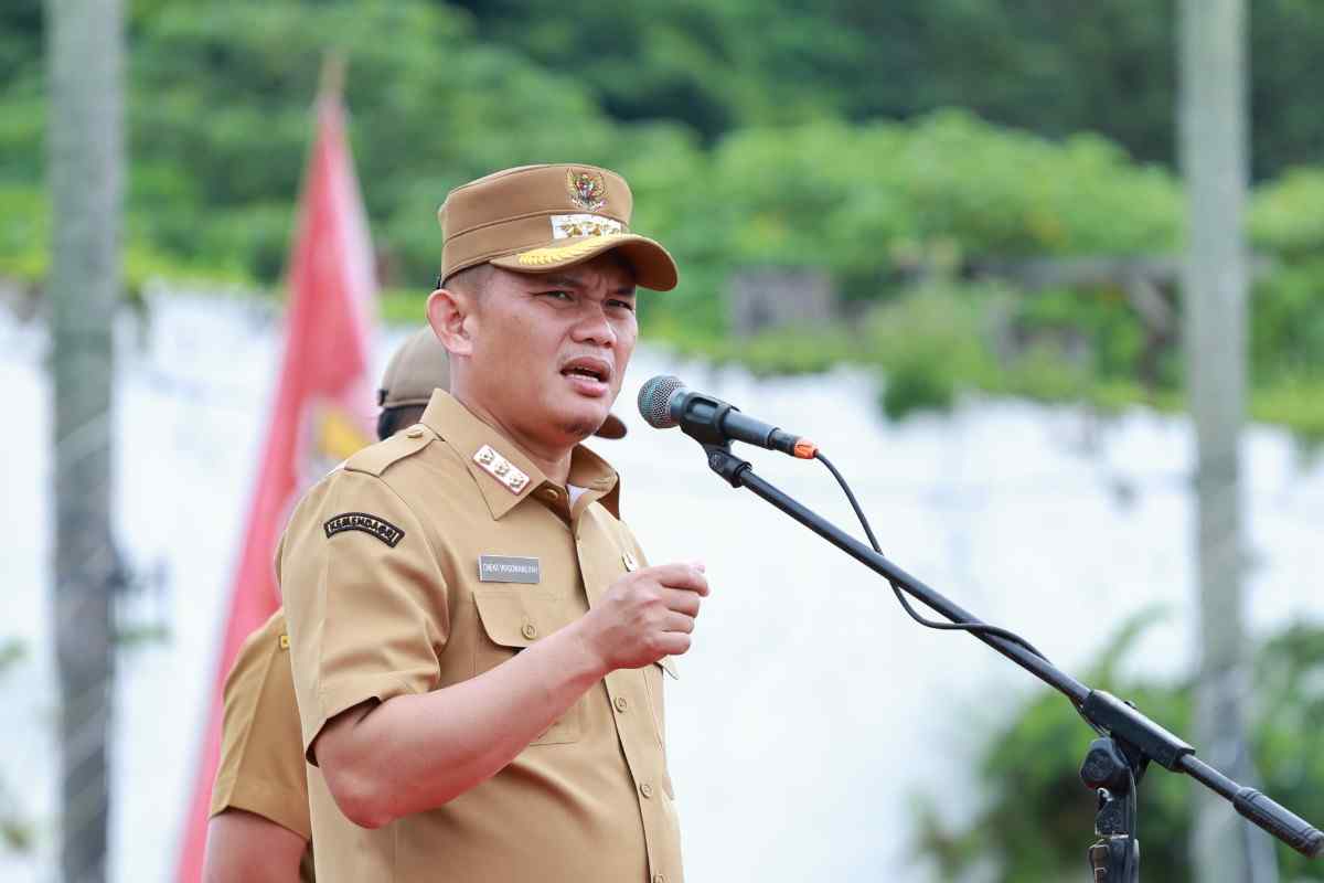 Pj Walikota Palembang, Cheka Virgowansyah,saat apel gabungan Organisasi Perangkat Daerah (OPD) di pelataran Benteng Kuto Besak, Senin (23/12/2024). Foto: KOminfo Palembang.