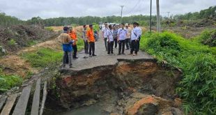 Jalan di Babat Toman yang putus akibat terjangan air hujan. Foto:Kominfo Muba.