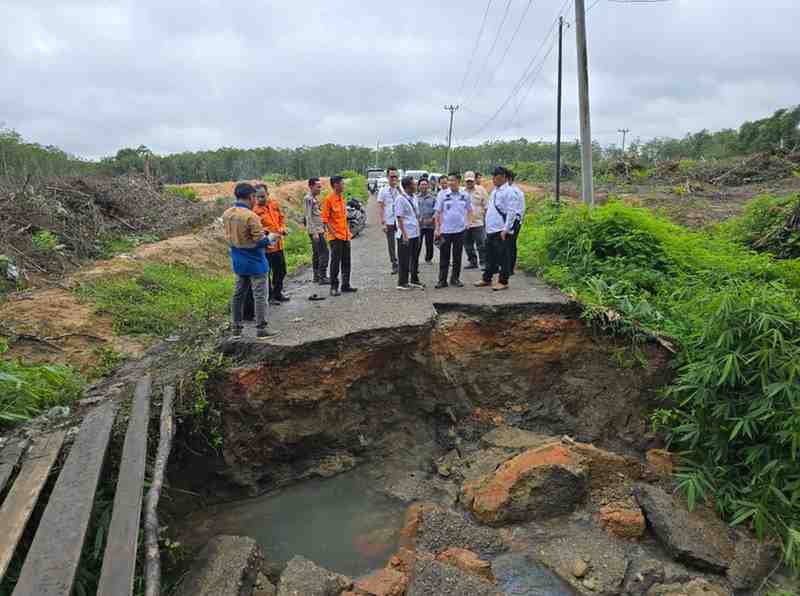 Jalan di Babat Toman yang putus akibat terjangan air hujan. Foto:Kominfo Muba.