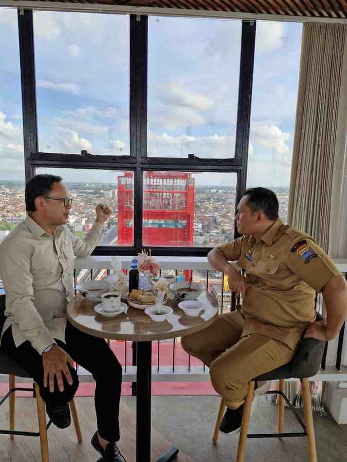 Ditemani Pj Walikota Palembang, Dr. Cheka, Wamendagri Bima Arya mencoba sensasi menaiki tower Jembatan Ampera setinggi 60 meter, Senin (13/1/2025). Foto: Kominfo Palembang.