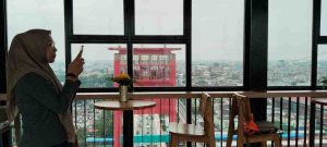 Salah satu pengunjung yang ikut ujicoba naik tower Jembatan Amperra, Palembang, Rabu (22/1/2025). Foto: Dok Pribadi.
