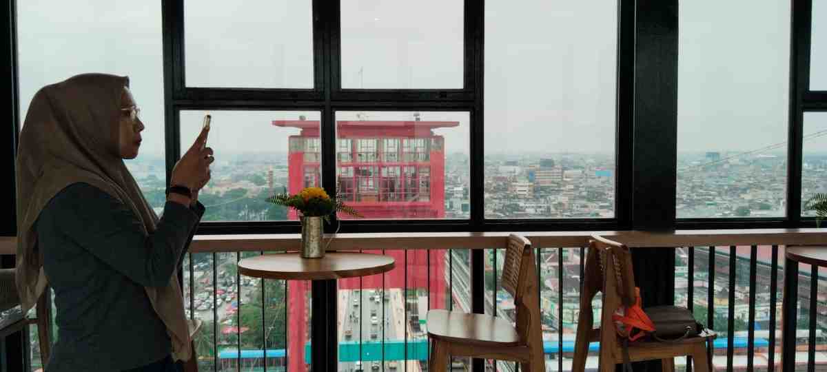 Salah satu pengunjung yang ikut ujicoba naik tower Jembatan Amperra, Palembang, Rabu (22/1/2025). Foto: Dok Pribadi.