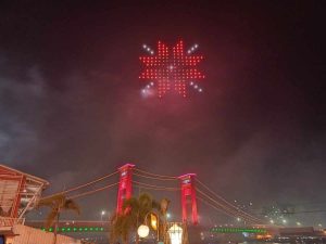 pertunjukkan Drone Show membentuk logo Songket, di atas Sungai Musi, Selasa (31/12/2024)