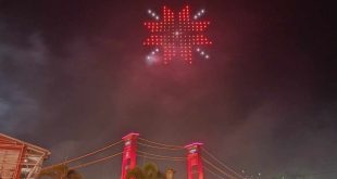 pertunjukkan Drone Show membentuk logo Songket, di atas Sungai Musi, Selasa (31/12/2024)