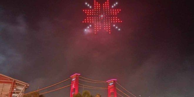 pertunjukkan Drone Show membentuk logo Songket, di atas Sungai Musi, Selasa (31/12/2024)