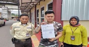 Jemmy, menunjukkan bukti laporan terhadap babysister yang dituduh menganiaya anaknya. Foto: tribunsumsel.com.