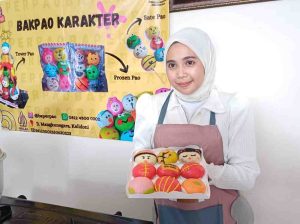 Owner Bakpao Karakter Palembang Dessy Permatasari. bersama bakpao koko cici. Foto: Sumselheadline/Pitria.