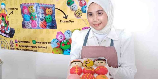 Owner Bakpao Karakter Palembang Dessy Permatasari. bersama bakpao koko cici. Foto: Sumselheadline/Pitria.
