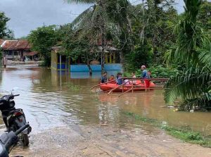 Tim BPBD Muba menurunkan sejumlah perahu karet pada banjir di Desa Kerta Jaya, Kecamatan Sungai Keruh. Foto: Kominfo Muba.