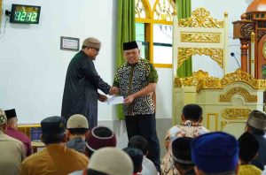 Pj Bupati Muba, Sandi Fahlepi menyerahkan bantuan saat safari Jumat di Masjid Usman bin Affan simpang JM Sekayu pada Jumat (24/1/2025). Foto: Kominfo Muba.