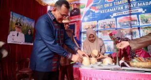 Sekkda Sumsel, Edward Candra melihat sejumlah stand pada bazar UMKM di Oku Timur, Jumat (17/1/2025). Foto: Humas Pemprov SUmsel.