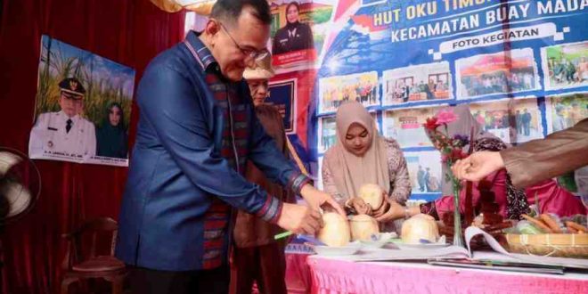 Sekkda Sumsel, Edward Candra melihat sejumlah stand pada bazar UMKM di Oku Timur, Jumat (17/1/2025). Foto: Humas Pemprov SUmsel.