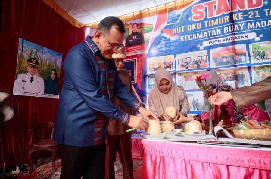 Sekkda Sumsel, Edward Candra melihat sejumlah stand pada bazar UMKM di Oku Timur, Jumat (17/1/2025). Foto: Humas Pemprov SUmsel.
