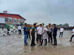 Asisten 2 Setda Kota Palembang, Isnaini Madani bersama sejumlah pejabat kompeten menijau area parkir BKB, Rabu (22/1/2025). Foto: Sumselheadline/Pitria.