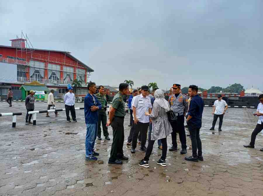 Asisten 2 Setda Kota Palembang, Isnaini Madani bersama sejumlah pejabat kompeten menijau area parkir BKB, Rabu (22/1/2025). Foto: Sumselheadline/Pitria.