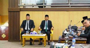 Calon Bupati dan Wakil Bupati Muba, HM Toha dan Rohman yang dengan khusuk mengikuti paripurna DPRD Muba, Senin (13/1/2025). Foto:Kominfo Muba.