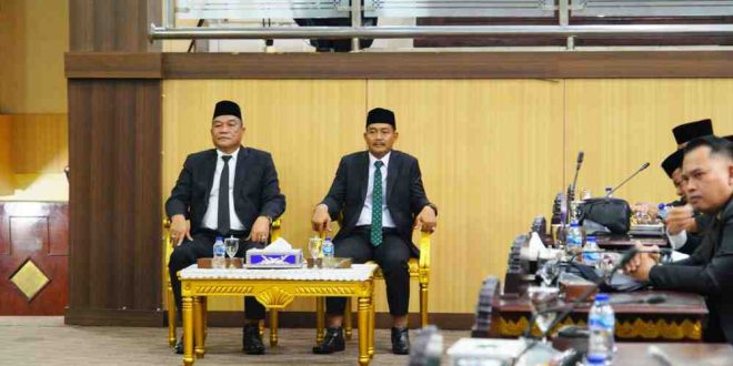 Calon Bupati dan Wakil Bupati Muba, HM Toha dan Rohman yang dengan khusuk mengikuti paripurna DPRD Muba, Senin (13/1/2025). Foto:Kominfo Muba.