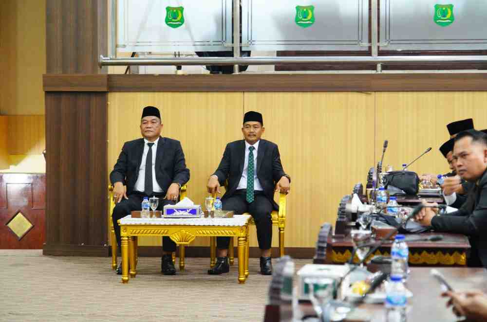 Calon Bupati dan Wakil Bupati Muba, HM Toha dan Rohman yang dengan khusuk mengikuti paripurna DPRD Muba, Senin (13/1/2025). Foto:Kominfo Muba.