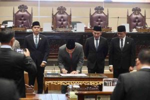 Ketua DPRD Sumsel Andie Dinialdie didampingi Sekda dan para pimpinan dewan lainnya melakukan penandatangan penetapan Cagub-Cawagub Sumsel terpilih periode 2025-2030, dalam rapat paripurna DPRD Sumsel, Senin (13/1/2025). Foto: Humas Pemprov Sumsel.