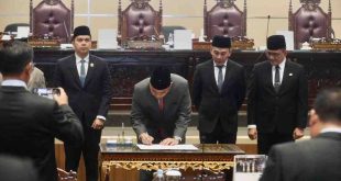 Ketua DPRD Sumsel Andie Dinialdie didampingi Sekda dan para pimpinan dewan lainnya melakukan penandatangan penetapan Cagub-Cawagub Sumsel terpilih periode 2025-2030, dalam rapat paripurna DPRD Sumsel, Senin (13/1/2025). Foto: Humas Pemprov Sumsel.