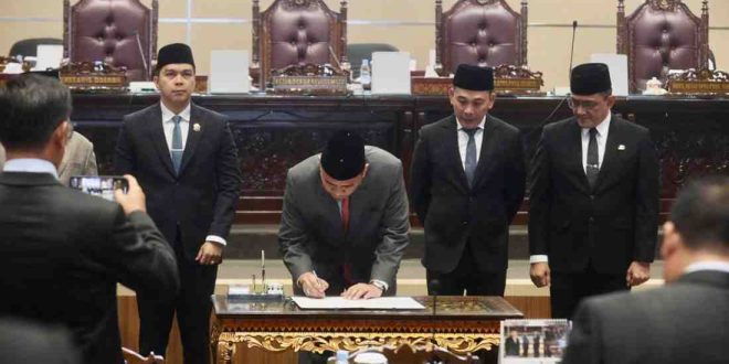 Ketua DPRD Sumsel Andie Dinialdie didampingi Sekda dan para pimpinan dewan lainnya melakukan penandatangan penetapan Cagub-Cawagub Sumsel terpilih periode 2025-2030, dalam rapat paripurna DPRD Sumsel, Senin (13/1/2025). Foto: Humas Pemprov Sumsel.