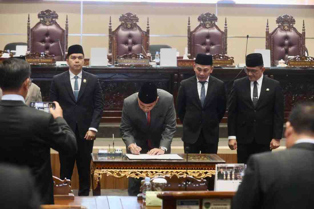 Ketua DPRD Sumsel Andie Dinialdie didampingi Sekda dan para pimpinan dewan lainnya melakukan penandatangan penetapan Cagub-Cawagub Sumsel terpilih periode 2025-2030, dalam rapat paripurna DPRD Sumsel, Senin (13/1/2025). Foto: Humas Pemprov Sumsel.