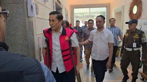 Tersangka Deliar Marzuki yang digiring tim penyidik Kejaksaan Negeri Palembang, Sabtu (11/1/2025). Foto: Dok Sumselheadline.