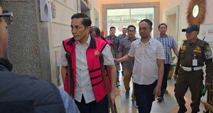Tersangka Deliar Marzuki yang digiring tim penyidik Kejaksaan Negeri Palembang, Sabtu (11/1/2025). Foto: Dok Sumselheadline.