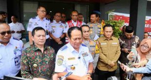 Pj Gubernur Sumsel, Elen Setiadi mendampingi Wakil Menteri Perhubungan (Wamenhub) Republik Indonesia  (RI) Komjen. Pol. (Purn) Drs. Suntana, M.Si usai rapat di termina; AAL Palembang, Jumat (3/1/2025). Foto: Humas Pemprov Sumsel. 