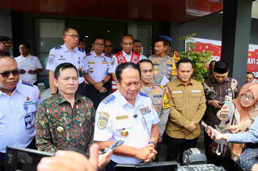 Pj Gubernur Sumsel, Elen Setiadi mendampingi Wakil Menteri Perhubungan (Wamenhub) Republik Indonesia  (RI) Komjen. Pol. (Purn) Drs. Suntana, M.Si usai rapat di termina; AAL Palembang, Jumat (3/1/2025). Foto: Humas Pemprov Sumsel. 
