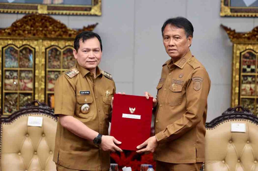 Pj Gubernur Sumsel, Eelen Setiadi menyerahkan SK Pj Bupati OKI, Asmar Wijaya, Selasa (14/1/2025). Foto: Humas Pemprov Sumsel.