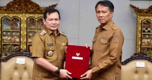 Pj Gubernur Sumsel, Eelen Setiadi menyerahkan SK Pj Bupati OKI, Asmar Wijaya, Selasa (14/1/2025). Foto: Humas Pemprov Sumsel.