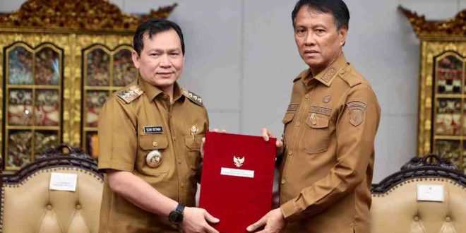 Pj Gubernur Sumsel, Eelen Setiadi menyerahkan SK Pj Bupati OKI, Asmar Wijaya, Selasa (14/1/2025). Foto: Humas Pemprov Sumsel.