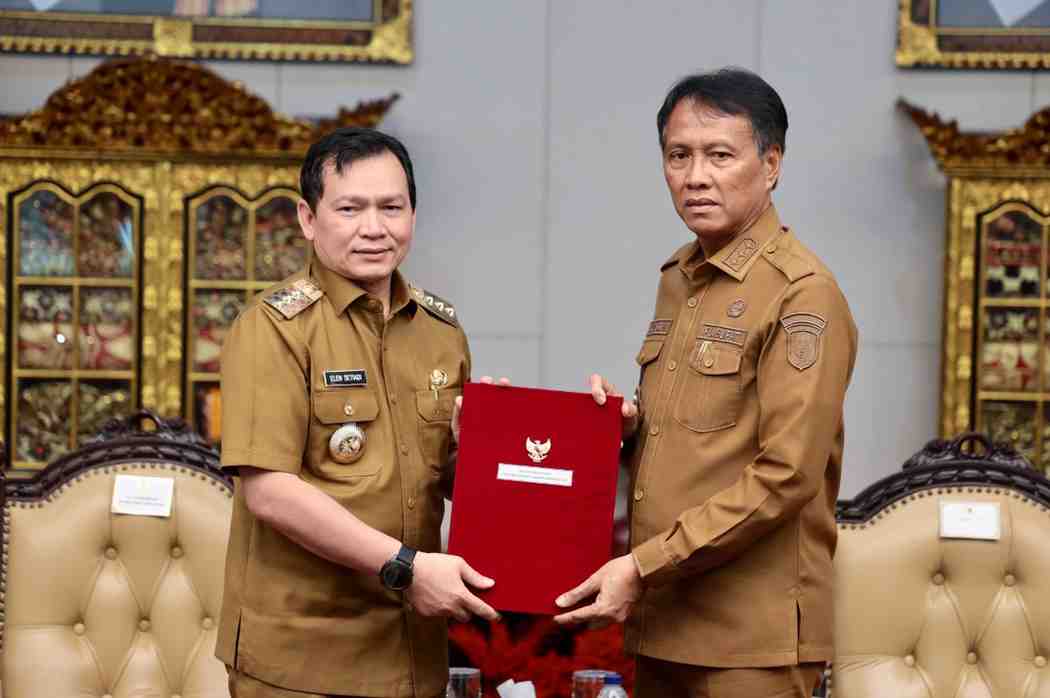 Pj Gubernur Sumsel, Eelen Setiadi menyerahkan SK Pj Bupati OKI, Asmar Wijaya, Selasa (14/1/2025). Foto: Humas Pemprov Sumsel.