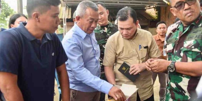 Pj Gubernur Sumsel, Elen Setiadi saat kunjungan ke Tanjung Lago, Banyuasin bersama Bulog Sumbagsel. Foto: Humas Pemprov SUmsel.