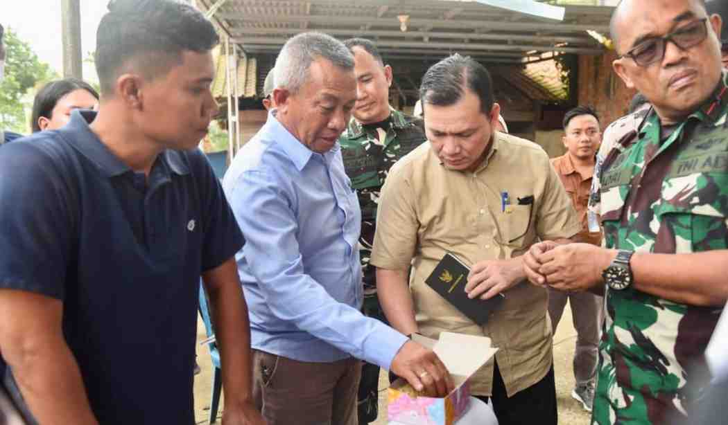 Pj Gubernur Sumsel, Elen Setiadi saat kunjungan ke Tanjung Lago, Banyuasin bersama Bulog Sumbagsel. Foto: Humas Pemprov SUmsel.