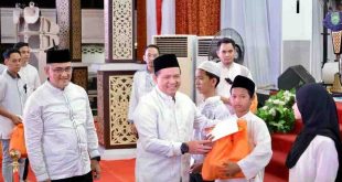 Pj Gubernur Sumsel, Elen Setiadi memberikan bantuan kepada saat jelang akhir tahun. Foto: Humas Pemprov Sumsel.