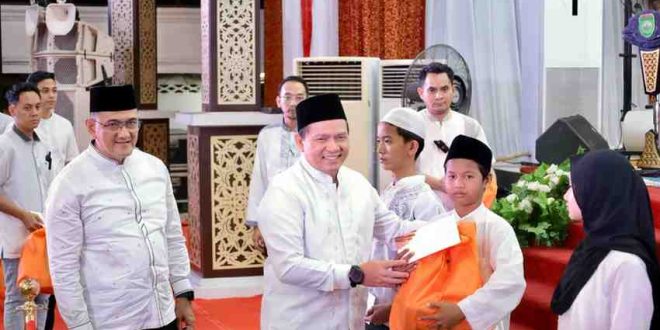 Pj Gubernur Sumsel, Elen Setiadi memberikan bantuan kepada saat jelang akhir tahun. Foto: Humas Pemprov Sumsel.