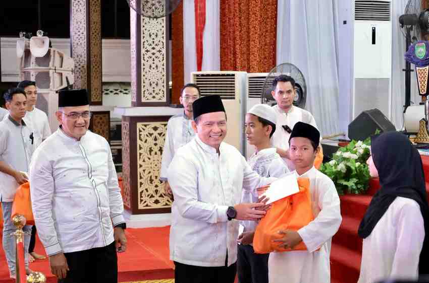 Pj Gubernur Sumsel, Elen Setiadi memberikan bantuan kepada saat jelang akhir tahun. Foto: Humas Pemprov Sumsel.