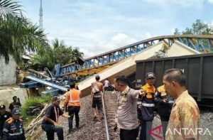 Tembok proyek pembangunan flyover di atas lintasan kereta api di Gunung Megang, Muaraenim yang awal 2024 lalu sempat roboh. Foto: Dok Sumselheadline.