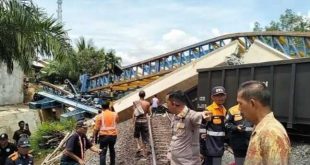 Tembok proyek pembangunan flyover di atas lintasan kereta api di Gunung Megang, Muaraenim yang awal 2024 lalu sempat roboh. Foto: Dok Sumselheadline.