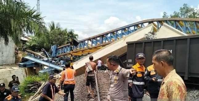 Tembok proyek pembangunan flyover di atas lintasan kereta api di Gunung Megang, Muaraenim yang awal 2024 lalu sempat roboh. Foto: Dok Sumselheadline.