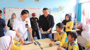Kepala Dinas Pendidikan Kota Palembang, Adrianus Amri bersama Garda Prabowo (GP) DKP Sumsel, memberikan bantuan MBG di Sekolah Dasar Negeri (SDN) 180 Palembang. Foto: Kominfo Palembang.