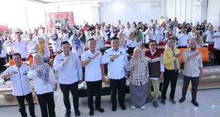 Sekretaris Daerah (Sekda) Aprizal Hasyim bersama para guru yang ikut pelatihan menulis artikel, Rabu (8/1/2025). Foto: Kominfo Palembang.