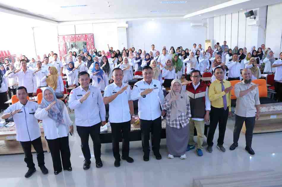 Sekretaris Daerah (Sekda) Aprizal Hasyim bersama para guru yang ikut pelatihan menulis artikel, Rabu (8/1/2025). Foto: Kominfo Palembang.