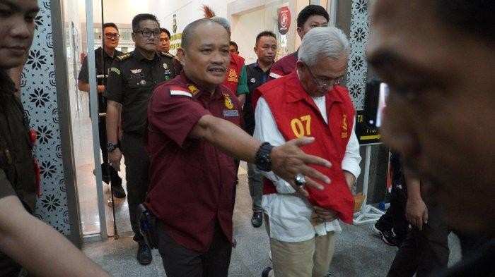 Menggunakan baju orange, Harobin Mustofa, digiring penyidik Kejaksaan Tinggi SUmsel untuk ditahan di rumah tahanan negara, Rabu (22/1/2025). Foto: DokKejati SUmsel.