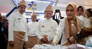 Pj Gubernur Sumsel, Eelen Setiadi melihjat langsung stand pada Ogan Ilir Expo, Selasa (7/1/2025). Foto: Humas Pemprov Sumsel.